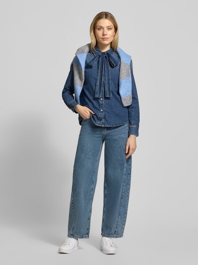 Vrouwenmodel draagt Hemdbluse in Denim-Optik van Oui, blauw, katoen-elastaanmix, losse pasvorm, strikdetail, drukknopen, full-body vooraanzicht.