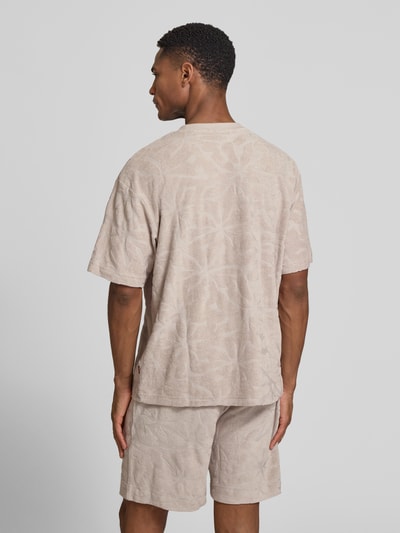 Männermodel trägt Regular Fit T-Shirt aus Baumwoll-Mix Modell 'TE_FLOWER' von BOSS Orange, Strukturmuster, Rundhals, Ganzkörperansicht Rückansicht.