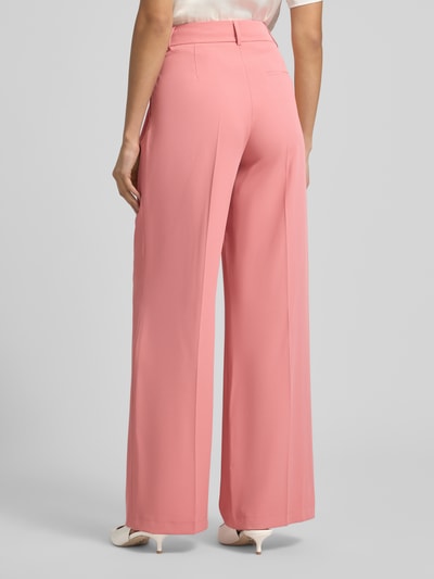 Modelka nosi Straight Fit Stoffhose mit Bügelfalten von Christian Berg Woman Selection, kanty, kieszenie z tyłu, zapięcie na haftkę i zamek błyskawiczny, szerokość w rozmiarze 36: 39 cm, długość wewnętrzna nogawki w rozmiarze 36: 81 cm, widok całopostaciowy z tyłu.