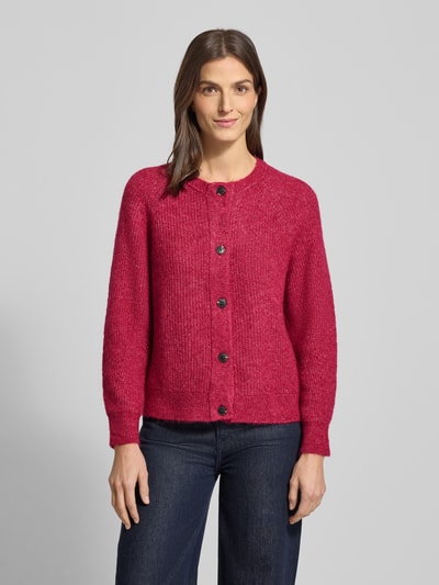 Vrouwenmodel draagt Regular Fit Strickjacke aus Woll-Mix mit Alpaka-Anteil Modell 'LULU' van Selected Femme, effen rood, grofgebreid, lange mouwen, ronde hals, enkellaagse knoopsluiting, ganzkörperaanzicht van voren.