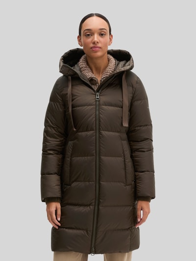 Frauenmodel trägt Regular Fit Daunenmantel mit Label-Print von Marc O'Polo in dunkelbraun, gesteppte Struktur, Ganzkörperansicht von vorne, Damen Daunenmantel von Marc O'Polo.