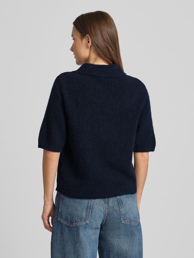 Frauenmodel trägt Regular Fit T-Shirt mit Alpaka-Lanawoll-Anteil Modell 'Alpha' von Gestuz in Dunkelblau, Strickoptik, Rückansicht.