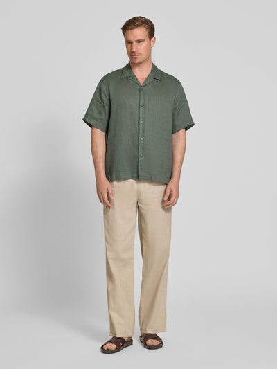 Mannenmodel draagt Relaxed Fit Leinenhemd met Resortkraag Modell 'KYLIAN' van SELECTED HOMME, effen groen linnen, korte mouwen, volledige knoopsluiting, vooraanzicht volledige lichaamsopname.