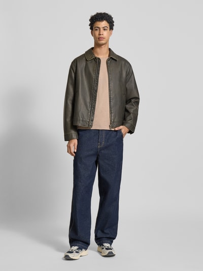 Mężczyzna nosi Bluzka z długim rękawem Regular Fit Longsleeve mit Logo-Patch Model 'Breeze' od JACK & JONES z bawełny, imitacja dzianiny, okrągły dekolt; długość tyłu 65 cm, długość rękawa 69 cm, krój regular fit; pełny widok z przodu.