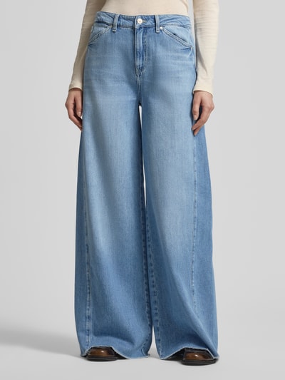 Vrouwenmodel draagt Wide Leg Jeans met franje model 'SENA' van Raffaello Rossi in lichtblauwe katoen-lyocellmix, voorkant volledige lichaamsweergave.