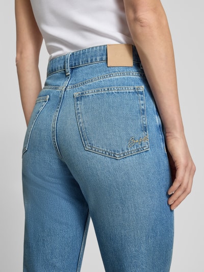 Frauenmodel trägt Regular Fit Straight Jeans aus reiner Baumwolle Modell 'ADA' von BOSS in heller Denim-Optik, Nahaufnahme Rückansicht