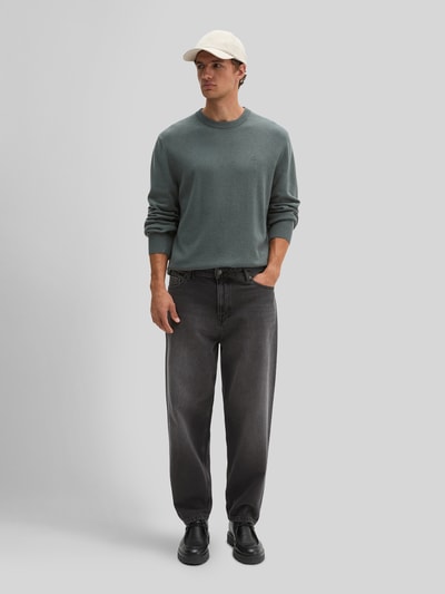 Männermodel trägt Regular Fit Pullover aus Baumwoll-Mix mit Schurwoll-Anteil von Marc O'Polo in Grau, lockere Passform, Ganzkörperansicht von vorne, Herren Pullover von Marc O'Polo.