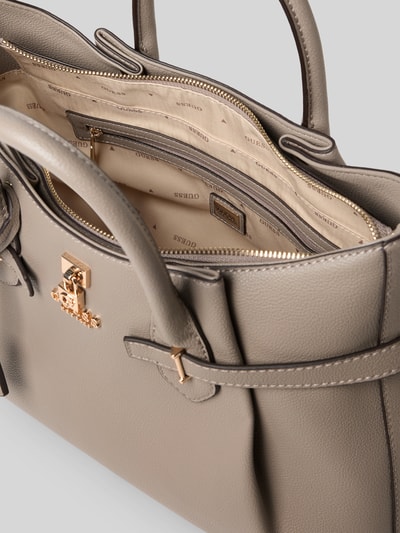 Produktfoto, Handtasche in Leder-Optik mit Logo-Applikation von Guess in Taupe, goldene Details, Innenfach mit Reißverschluss, strukturierte Oberfläche