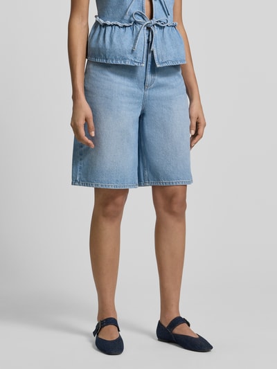 Frauenmodel trägt Bermudas in Denim-Optik von JAKE*S STUDIO WOMAN, lockerer Schnitt, 5-Pocket-Design, helle Blautöne, Nahaufnahme Oberkörper.