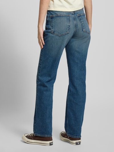 Frauenmodel trägt Straight Fit Jeans mit Logo-Patch von Calvin Klein Jeans, mittleres Blau, 5-Pocket-Design, Baumwoll-Mix, Ganzkörperansicht Rückansicht.