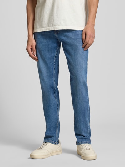 Männermodel trägt Slim Fit Jeans mit klassischem Five-Pocket-Design von REVIEW, blaue Waschung, Baumwoll-Elasthan-Mix, Ganzkörperansicht von vorne.