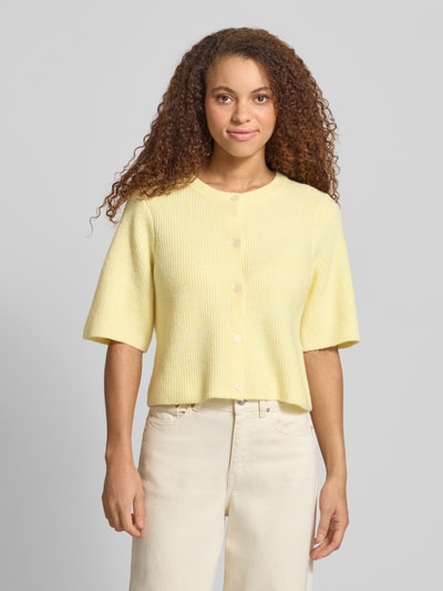 Frauenmodel trägt Regular Fit Strickjacke mit Woll-Anteil Modell 'SILLY' von Pieces, Optik: Unifarben, Rippstrick, einreihige Knopfleiste, Rundhals, Kurzarm, hellgelb, Ganzkörperansicht von vorne