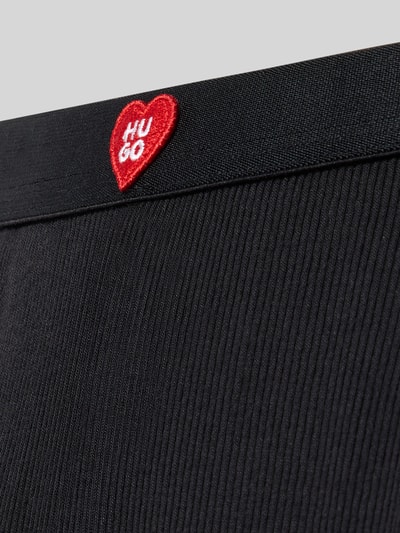 Produktfoto, schwarzer Stoff mit feiner Rippenstruktur, rotes Herz-Logo HUGO auf Bund, Regular Fit Pyjama-Shorts aus Modal-Mix Modell 'HUGO HEART' von HUGO, Damen Pyjama von HUGO