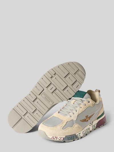 Produktfoto, Sneaker mit Logo-Detail Modell 'Napoli' von Aeronautica Militare in Beige und Grau, abgerundete Passform, profilierte Sohle, Absatzhöhe 4 cm, Schafthöhe 8 cm, Schaftweite 10 cm, Schriftzüge an der Sohle, Kontrastdetails, Damen Sneaker