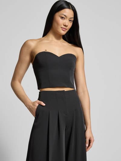 Frauenmodel trägt Slim Fit Top im schulterfreien Design von Jake*s Cocktail, schwarz, Herzausschnitt, elastischer Material-Mix, Nahaufnahme Oberkörper.