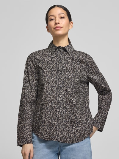 Kobiece modelka nosi Regular Fit Hemdbluse aus reiner Baumwolle von Marc O'Polo, papertouch-popelina, drobny wzór, krój regular fit, długi rękaw, guziki, zaokrąglony dół, widok z przodu, zbliżenie na górną część ciała.