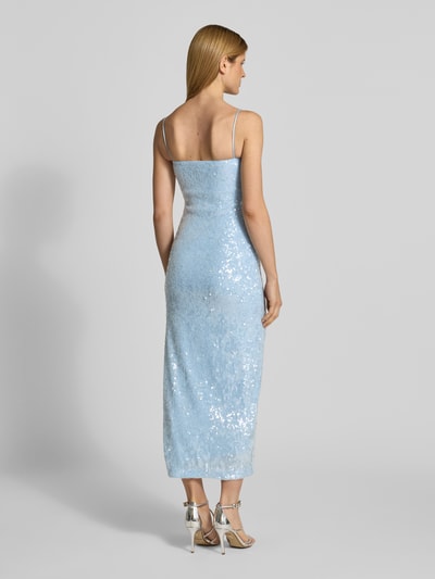 Modelka kobieca ma na sobie Cocktailkleid mit Paillettenbesatz und Spaghettiträgern od Jake*s Cocktail, błękitny kolor, połyskujące cekiny, materiał rozciągliwy z mieszanki, długość maxi, karczek prostokątny, cienkie ramiączka, głęboki dekolt na plecach, zamek po boku, długość tyłu w rozmiarze 36: 130 cm, szerokość w rozmiarze 36: 38 cm, krój dopasowany do sylwetki, widok całej sylwetki z tyłu.