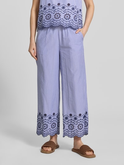 Frauenmodel trägt Wide Leg Stoffhose mit elastischem Bund von B.Young aus Baumwoll-Mix mit Wellensaum, gestreift, Nahaufnahme Oberkörper.