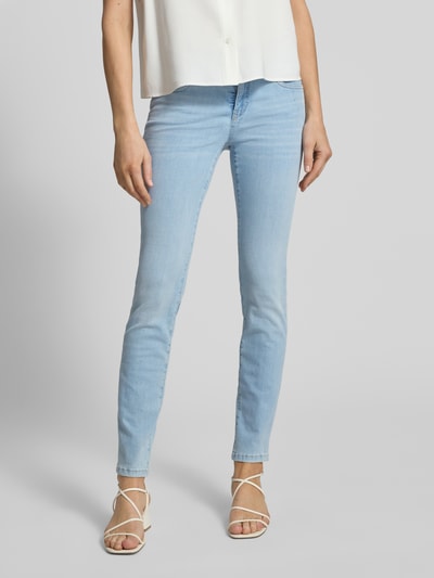 Frauenmodel trägt Slim Fit Jeans mit Stitching von Marc Cain in hellem Blau, Baumwoll-Mix mit Stretch, Eingrifftaschen, Nahaufnahme Oberkörper.