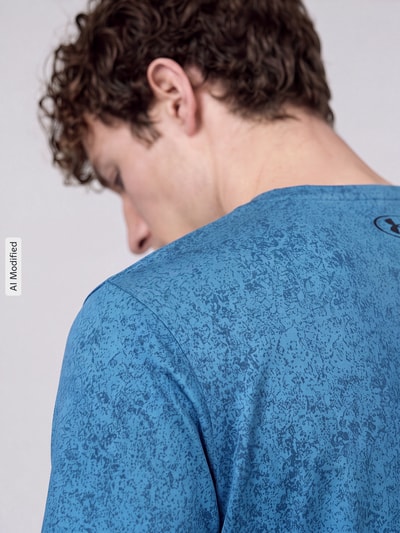 Männermodel trägt Regular Fit T-Shirt mit Strukturmuster Modell 'Pixelate' von Under Armour in Blau, Nahaufnahme Rückenansicht, Herren Sport-T-Shirt von Under Armour, KI-modifiziertes Bild