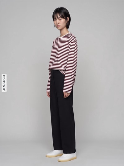Frauenmodel trägt Regular Fit Langarmshirt aus Baumwoll-Mix Modell 'ADIE' von Pieces im Two Tone Look, Feinripp, Ganzkörperansicht von vorne, KI-modifiziertes Bild