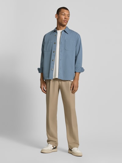 Męski model nosi Regular Fit Hemdjacke aus Bio-Baumwoll-Mix Modell 'TRAVIS' od SELECTED HOMME, jednolity twill, długi rękaw, widok całej sylwetki z przodu.
