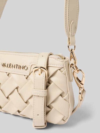 Produktfoto, cremefarbene Handtasche mit Label-Detail Modell 'ENNIS' von VALENTINO BAGS, geflochtene Textur, goldfarbener Karabinerverschluss, Hauptfach mit Reißverschluss, Reißverschlussfach innen, Schultergurt, Breite 21 cm, Länge 12 cm, Tiefe 4 cm, Länge Schulterriemen 118 cm.