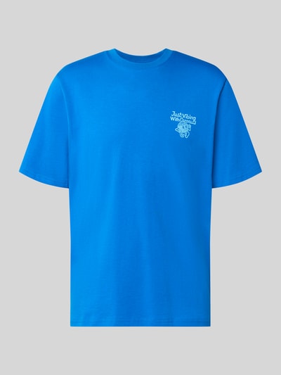 Produktfoto, Regular Fit T-Shirt aus reiner Baumwolle Modell 'VIBING COCO' von REVIEW, leuchtend blau, weißer Print, Rückenlänge 68 cm