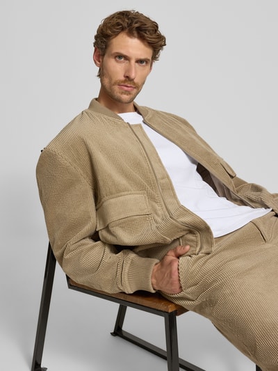 Männermodel trägt beigen bluzon aus Cord mit Taschen, weißes T-Shirt, Produktname Regular Fit Blouson aus reiner Baumwolle Modell 'MADS' von Jake*s, Herren bomberka / bluzon, Nahaufnahme Oberkörper