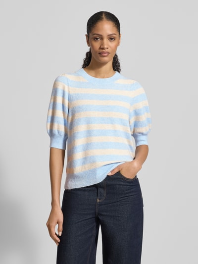 Frauenmodel trägt Regular Fit Strickpullover mit Crew Neck Modell 'DOFFY' von Vero Moda, Optik: Unifarben, Strickoptik, Nahaufnahme Oberkörper.