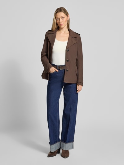 Frauenmodel trägt Regular Fit Jacke mit Reverskragen von Christian Berg Woman Selection in Braun, Material-Mix mit Baumwoll-Anteil, Eingrifftaschen, durchgängige Knopfleiste, Rückenlänge bei Größe 36: 66 cm, Schulterbreite bei Größe 36: 40 cm, Brustweite bei Größe 36: 50 cm, Ärmellänge bei Größe 36: 62 cm, Ganzkörperansicht von vorne.