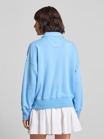 Modelka nosi Comfort Fit Troyer aus Baumwoll-Mix von Polo Ralph Lauren, efekt: jednolity kolor, detal z logo, mieszanka bawełny, widok całej sylwetki od tyłu.