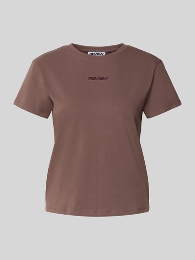 Produktfoto, T-Shirt mit Rundhalsausschnitt und Logo-Stitching von Review in Braun, körpernaher Schnitt, Baumwoll-Mix mit Stretch-Anteil