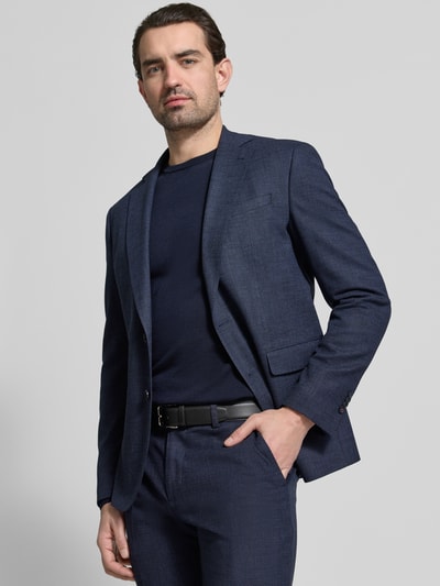 Männermodel trägt Regular Fit Anzug aus Viskose-Mix Modell 'Dalotti' von CINQUE in Dunkelblau, strukturierte Oberfläche, Nahaufnahme Oberkörper.