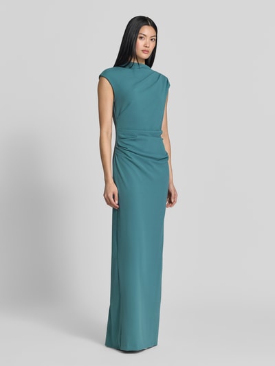 Vrouwenmodel draagt Abendkleid met Stretch-Anteil van SWING in Maxilengte, kleur teal, elastische materiaalmix, opstaande kraag, taille met plooien en naadritssluiting, ruglengte maat 36: 149 cm, borstwijdte maat 36: 44 cm, strak model, geheellichaamsaanzicht van voren.