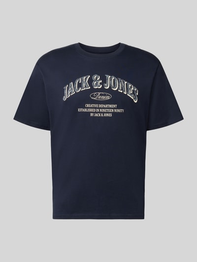 Produktfoto, dunkelblaues Regular Fit T-Shirt aus reiner Baumwolle Modell 'Denver' von JACK & JONES mit weißem Logo-Print, glatte Textur, Rückenlänge bei Größe M 69 cm