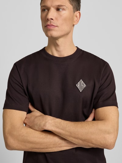 Männermodel trägt Regular Fit T-Shirt aus reiner Baumwolle Modell 'JERSEY LOURD' von Lacoste, Optik: Unifarben, Label-Patch, Logo-Stitching, Rundhals, Kurzarm, Jersey, Nahaufnahme Oberkörper.
