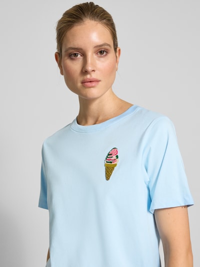 Essentiel Antwerp T-shirt met motiefpatch, model 'Hicecream' Lichtblauw - 3