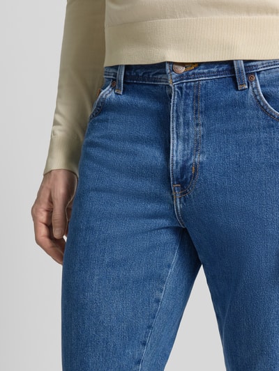 Männermodel trägt Bootcut Jeans mit Label-Detail Modell 'Texas' von Wrangler, reine Baumwolle, 5-Pocket-Design, Nahaufnahme Oberkörper.