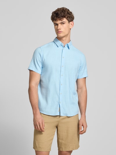 Männermodel trägt Slim Fit Leinenhemd mit Viskose-Anteil Modell 'Bobby' von Blend in Hellblau, Kentkragen, Kurzarm, Ganzkörperansicht von vorne.