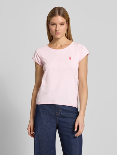 Modelka nosi Regular Fit T-Shirt mit Motiv-Stitching von Christian Berg Woman z bawełny, okrągły dekolt, długość tyłu 61 cm, jasnoróżowy, gładka tekstura, Ganzkörperansicht von vorne.
