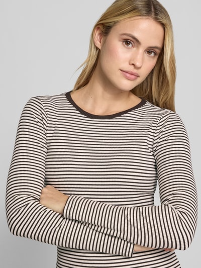 Frauenmodel trägt Longsleeve in Ripp-Optik mit Rundhalsausschnitt von Smith and Soul, schmal geschnitten, Baumwoll-Elasthan-Mix, Allover-Streifenmuster, Nahaufnahme Oberkörper.