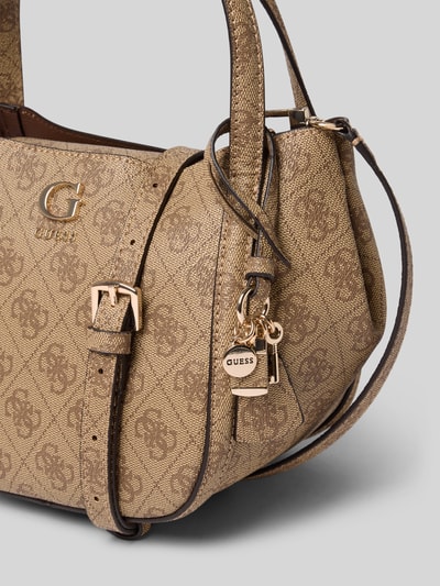Produktfoto, Handtasche in Leder-Optik Modell 'Coleen' von Guess mit Allover-Logo-Print, Magnetverschluss und abnehmbarem Schulterriemen, Detailaufnahme