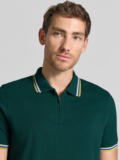 Männermodel trägt Slim Fit Poloshirt mit Kontraststreifen und Reißverschluss von MCNEAL, Baumwoll-Elasthan-Mix, Nahaufnahme Oberkörper.