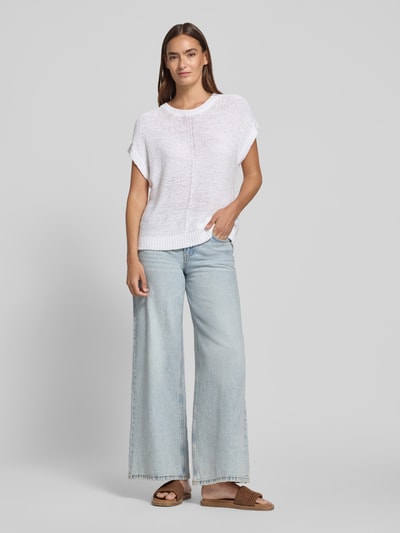 Vrouwenmodel draagt gebreid shirt met ronde hals en kapmouwen, regular fit, model 'Estapper' van FREE/QUENT, dames, ruglengte maat S 55 cm, mouwlengte maat S 24 cm, lichte kleur, grove textuur, voorkant volledig zichtbaar, full-body vooraanzicht.
