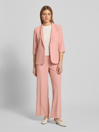 Vrouwenmodel draagt Regular fit blazer met 3/4-mouw model 'Junie Miley' van MOS MOSH in lichtroze met reverskraag, knoopsluiting, ruglengte 65 cm, borstwijdte 48 cm, mouwlengte 42 cm, dames blazer, voorkant volledige lichaamsaanzicht.