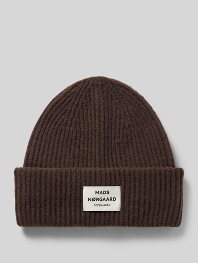 Productfoto, donkerbruine ribgebreide beanie uit elastische wolmix met brede omslag en labelpatch, Beanie aus Woll-Mix Modell 'Tosca Anju' van MADS NØRGAARD