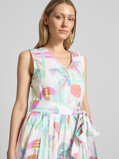 Frauenmodel trägt Hemdblusenkleid mit V-Ausschnitt von Milano Italy aus Reine Baumwolle, Tailliert, Midikleid, Bindegürtel, Knopfleiste, Ärmelloses-Design, bunte Muster, Nahaufnahme Oberkörper.