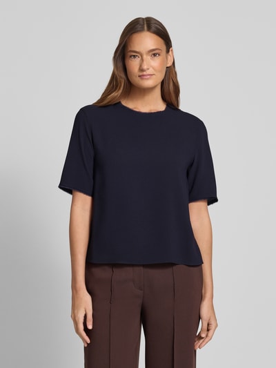 Frauenmodel trägt Regular Fit T-Shirt mit Rundhalsausschnitt von Windsor, dunkelblau, Fransenbesatz, Halbarm, Ganzkörperansicht von vorne.