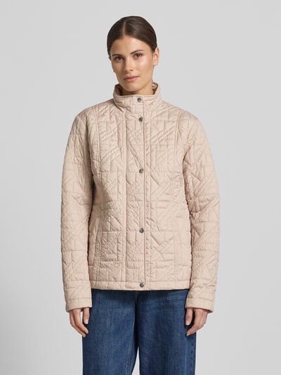 Frauenmodel trägt Steppjacke mit Stehkragen und Eingrifftaschen von Fuchs Schmitt in Beige, Regular-Fit, Knopfleiste, Ganzkörperansicht von vorne. Rückenlänge bei Größe 36: 64 cm, Schulterbreite: 43 cm, Brustweite: 49 cm, Ärmellänge: 65 cm.